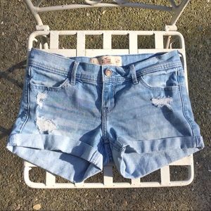HOLLISTER - RIPPED MIDI SHORTS